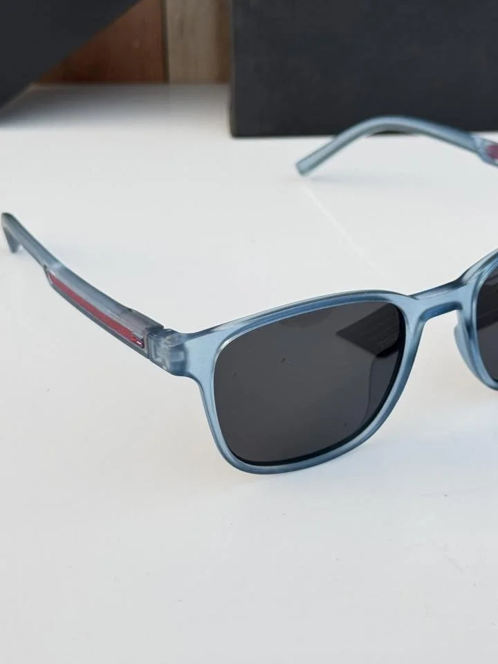 Tom_my_hilf_iger_blue_black