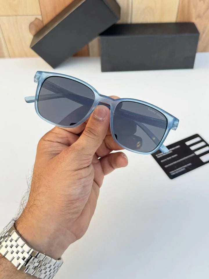 Tom_my_hilf_iger_blue_black
