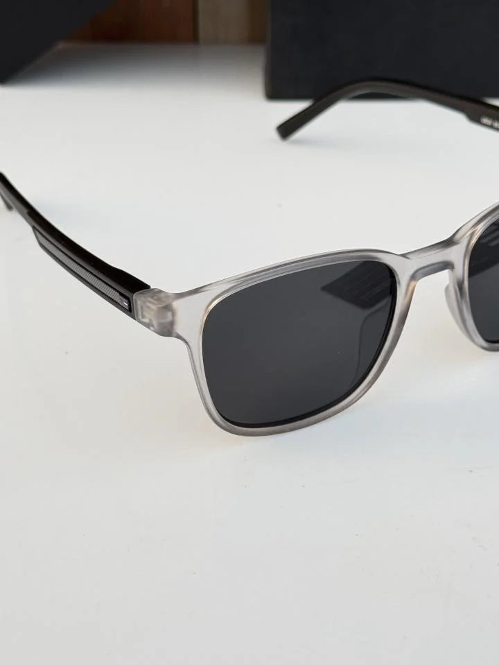 Tom_my_hilf_iger_grey_black