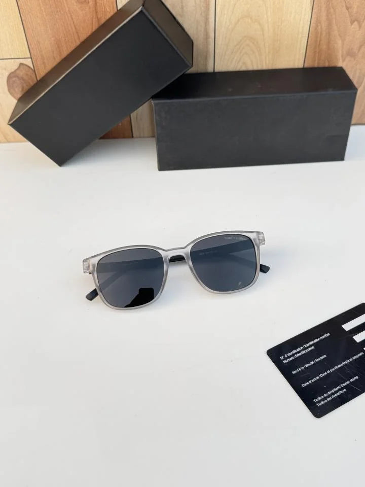 Tom_my_hilf_iger_grey_black